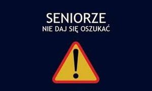 Grafika obrazkowa. Na niebieskim tle drogowy znak ostrzegawczy, a powyżej biały napis o treści: Seniorze nie daj się oszukać.
