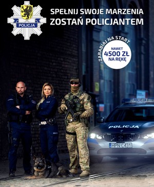 Plakat promujący służbę w policji. Uśmiechnięci policjanci stoją w pobliżu radiowozu. W tle widoczna ściana z czerwonych cegieł.