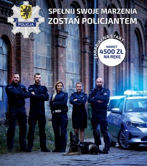Plakat promujący służbę w policji. Uśmiechnięci policjanci stoją w pobliżu radiowozu. W tle widoczna ściana z czerwonych cegieł.