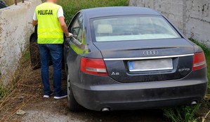 Policjant prowadzi oględziny audi.