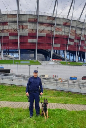 Policjant z psem przy Stadionie Narodowym.