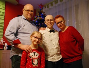 Zdjęcia, na których jest Patryk - 16-latek potrzebujący pomocy.