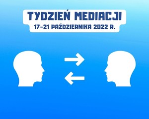 Grafika obrazkowa. Niebieskie tło, a na nim od góry napis o treści: Tydzień Mediacji i okres w jakim będą się odbywać, poniżej dwie zwrócone do siebie głowy a pomiędzy nimi strzałki kierunkowe zwrócone w przeciwnych kierunkach.