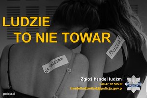 Czarnobiałe zdjęcie przedstawiające dwie kobiety zwrócone do widza plecami. Jedna posiada na plecach kartkę z napisem o treści; na sprzedaż, a druga kartkę z napisem: przecena. Na zdjęciu umieszczono gwiazdę policyjną oraz żółty napis: o treści Ludzie to nie towar.