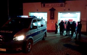 Radiowóz policyjny stojący przy remisie OSP w Szlachcie.