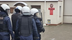 Policjanci w kordonie zabezpieczają główne wejście do starogardzkiego aresztu.