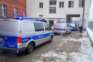 Policjanci, strażacy i funkcjonariusze aresztu w czasie wspólnych ćwiczeń.