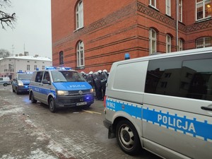 Policjanci, strażacy i funkcjonariusze aresztu w czasie wspólnych ćwiczeń.