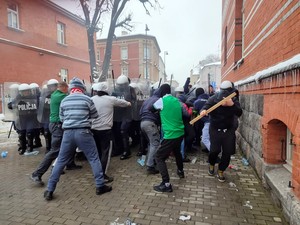 Policjanci, strażacy i funkcjonariusze aresztu w czasie wspólnych ćwiczeń.