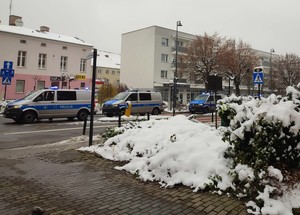 Policjanci, strażacy i funkcjonariusze aresztu w czasie wspólnych ćwiczeń.