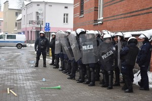 Policjanci, strażacy i funkcjonariusze aresztu w czasie wspólnych ćwiczeń.