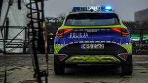 Zdjęcie nowego radiowozu w barwach żółto-niebiesko-stalowych.