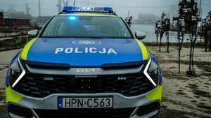 Zdjęcie nowego radiowozu w barwach żółto-niebiesko-stalowych.