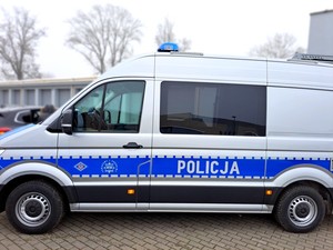 Nowy ambulans pogotowia ruchu drogowego. Widok z lewego boku pojazdu.