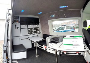 Nowy ambulans pogotowia ruchu drogowego. Pomieszczenie biurowe wewnątrz auta wraz z wyposażeniem.