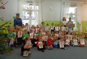 Zdjęcie grupowe z policjantką.