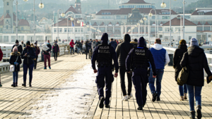 Policjanci patrolują sopockie molo.
