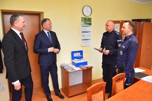 Burmistrz Czarnej Wody i Wójt Kalisk przekazują policjantom nowy alkometr. Zdjęcie wykonane w pomieszczeniu biurowym Posterunku Policji w Kaliskach.