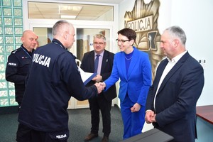 Zdjęcie wykonane w auli KPP w Starogardzie Gd. Komendant wręcza uczestnikom spotkania podziękowania.