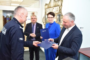 Zdjęcie wykonane w auli KPP w Starogardzie Gd. Komendant wręcza uczestnikom spotkania podziękowania.