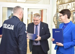 Zdjęcie wykonane w auli KPP w Starogardzie Gd. Komendant wręcza uczestnikom spotkania podziękowania.