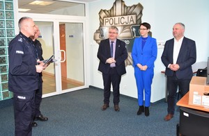 Zdjęcie wykonane w auli KPP w Starogardzie Gd. podczas przemówienia Komendanta Powiatowego Policji.