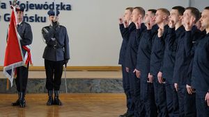 Nowi policjanci stoją w szeregu podczas składania przysięgi. Po lewej stronie poczet sztandarowy.