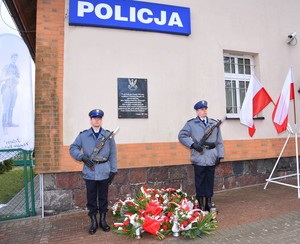 Warta honorowa przy tablicy upamiętniającej Badochę. Poniżej tablicy znajdują się złożone kwiaty i znicze.