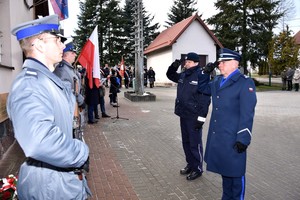 Komendant Powiatowy Policji w Starogardzie Gdańskim oddaje honor przed tablicą upamiętniającą Badochę.