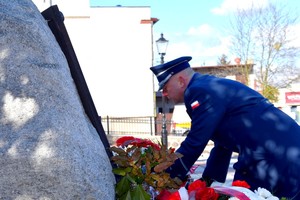 Komendant Miturta składa wieniec przy pomniku Lecha Kaczyńskiego.