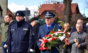 mł. insp. Grzegorz Mitura oczekuje na możliwość złożenia wiązanki.