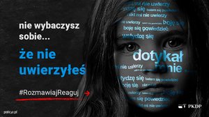 Grafika obrazkowa, plakat. Czarno-biała twarz dziecka w mroku oraz napisy o treści #RozmawiajReaguj, nie wybaczysz sobie.... że nie rozmawiałeś, nie zauważyłeś, nie uwierzyłeś.