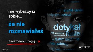 Grafika obrazkowa, plakat. Czarno-biała twarz dziecka w mroku oraz napisy o treści #RozmawiajReaguj, nie wybaczysz sobie.... że nie rozmawiałeś, nie zauważyłeś, nie uwierzyłeś.