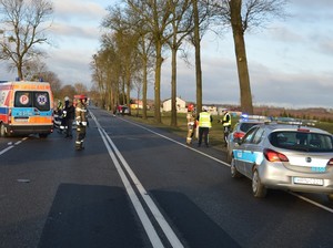 Ogólne ujęcie przedstawiające pracujących na miejscu policjantów, strażaków i ratowników medycznych.