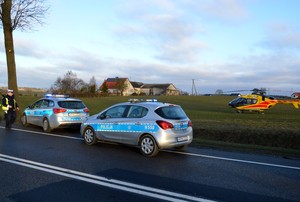 Ogólne ujęcie przedstawiające pracujących na miejscu policjantów, strażaków i ratowników medycznych.