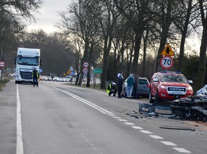 Ogólne ujęcie przedstawiające pracujących na miejscu policjantów, strażaków i ratowników medycznych.