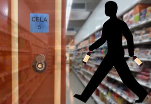 Grafika obrazkowa. Po prawej piktogram mężczyzny trzymającego butelki. W lewej części zdjęcia rozmyte drzwi do celi, a wszystko na tle regałów sklepowych.