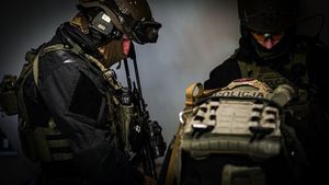 Dwóch uzbrojonych policjantów z grupy specjalnej.