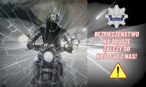 Grafika obrazkowa. Motocyklista widziany przez rozbitą szybę czołową samochodu. Po prawej stronie napis: Bezpieczeństwo na drodze zależy od każdego z nas.