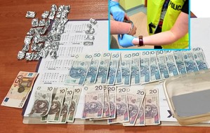 Kolaż dwóch zdjęć. Na pierwszym widać zabezpieczone banknoty oraz zwitki foli aluminiowej ze znajdującym się w  środku narkotykiem. Na drugim zdjęciu widać policjanta, który zakłada zatrzymanemu kajdanki na ręce.