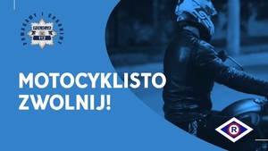 Grafika obrazkowa. Motocyklista na motorze oraz biały napis: Motocyklisto zwolnij.