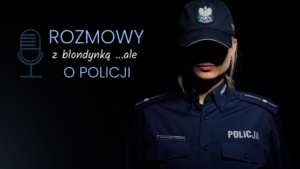 Stojąca w zacienionym miejscu policjantka, a po lewej stronie napis o treści: Rozmowy z blondynką ale o policji.