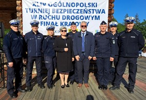 Zdjęcie grupowe. Policjanci na scenie.
