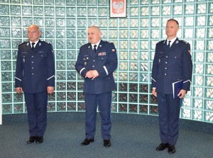 Zdjęcie grupowe. Komendant Wojewódzki, a po jego lewej i prawej stronie nowo powołani komendanci powiatowi.