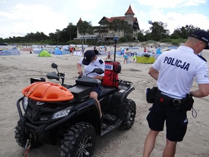 Policjanci w trakcie patrolowania plaży.