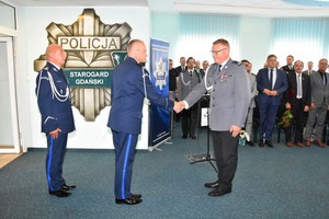 Naczelnik Wydziału Prewencji składa meldunek Komendantowi Wojewódzkiemu na rozpoczęcie uroczystości.