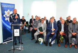 Aula KPP w Starogardzie Gdańskim. Komendant Powiatowy mł. insp. Grzegorz Mitura przemawia do zebranych policjantów i uczestników uroczystości.