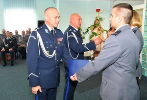 Aula KPP w Starogardzie Gdańskim. Komendanci składają gratulacje wyróżnionym funkcjonariuszom.