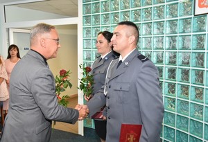 Aula KPP w Starogardzie Gdańskim. Dzielnicowa i policjant z Referatu Patrolowo Interwencyjnego przyjmują nagrodę od Prezydenta miasta.