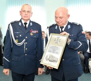 Aula KPP w Starogardzie Gdańskim. Komendant Wojewódzki inspektor Bogusław Ziemba oraz młodszy inspektor Grzegorz Mitura - Komendant Powiatowy Policji w Starogardzie w czasie przekazania pamiątkowego ryngrafu.